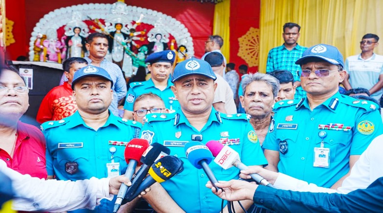 রাজশাহীতে শারদীয় দুর্গোৎসবে আইনশৃঙ্খলা পরিস্থিতি পরিদর্শনে আরএমপির পুলিশ কমিশনার