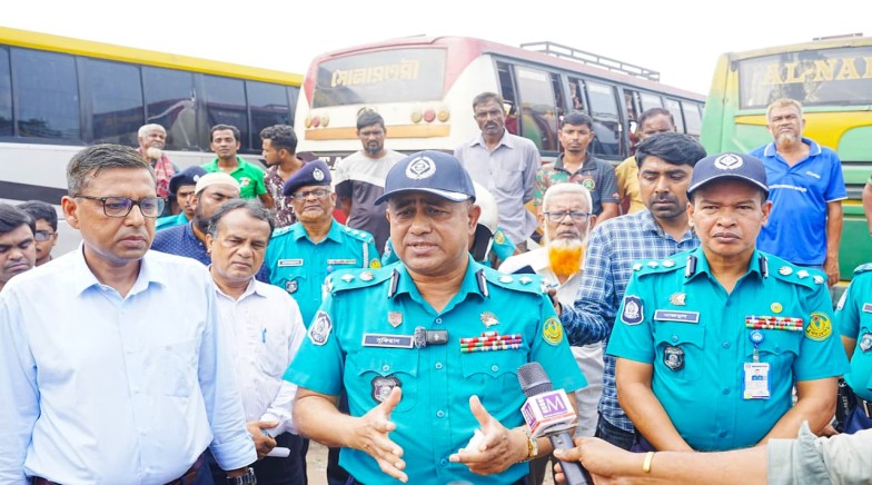 যানজট নিরসনে দূরপাল্লার বাস স্থানান্তরে নওদাপাড়া টার্মিনাল পরিদর্শন করলেন পুলিশ কমিশনার