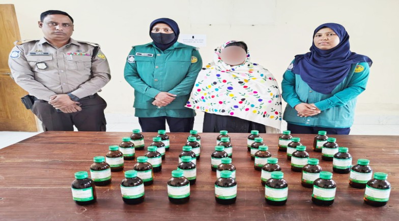 আরএমপি’র পবা থানার অভিযানে অ্যালকোহলসহ এক নারী মাদক ব্যবসায়ী গ্রেপ্তার