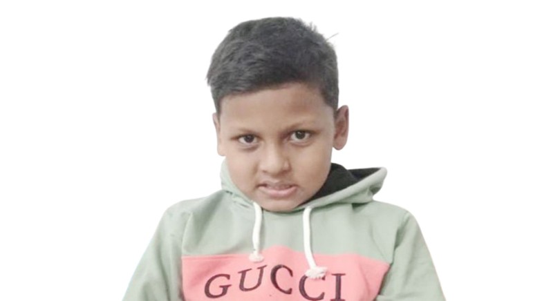 সায়নের পরিবারের সন্ধান দিন