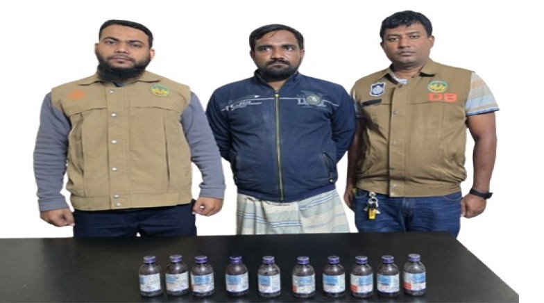 আরএমপি ডিবি’র অভিযানে ১০ বোতল নেশাজাতীয় বেরিকফসহ ১ ব্যক্তি গ্রেপ্তার
