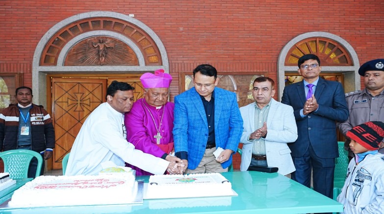 বড়দিন উপলক্ষ্যে মহানগরীর বিভিন্ন গির্জা পরিদর্শন করলেন আরএমপি পুলিশ কমিশনার
