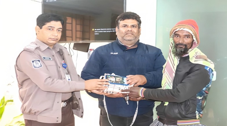 রিকশাচালকের সততা ও আরএমপির দ্রুততায় হারানো মোবাইল, নগদ অর্থ ও ব্যাগ ফিরে পেলেন প্রকৃত মালিক