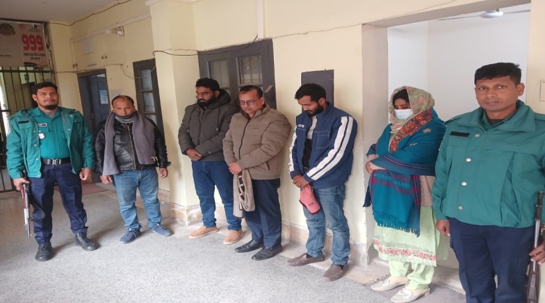 রাজশাহী মেট্রোপলিটন পুলিশ কর্তৃক সরকারি প্রাথমিক বিদ্যালযয়ের শিক্ষক নিয়োগ পরীক্ষার প্রশ্নপত্র সরবরাহের আশ্বাসে জালিয়াতি চক্রের ৬ জন গ্রেপ্তার