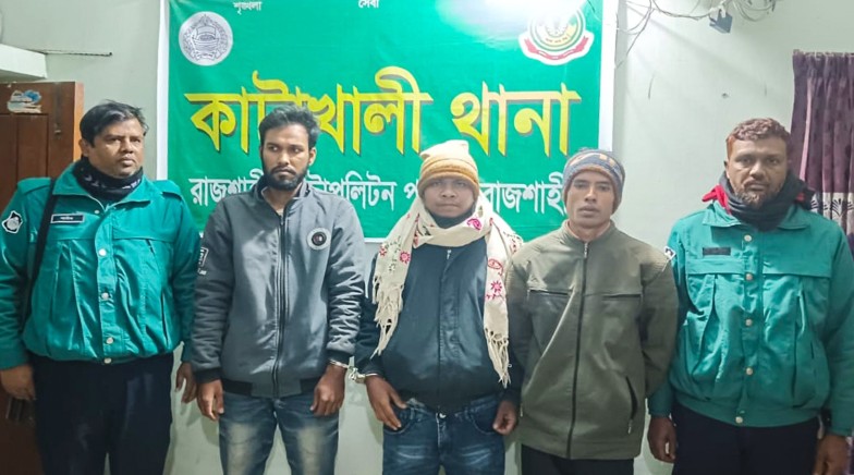 রাজশাহীতে আরএমপির কাটাখালী থানা পুলিশের অভিযানে ৩ জুয়াড়ি গ্রেপ্তার; জুয়ার সরঞ্জামাদি উদ্ধার