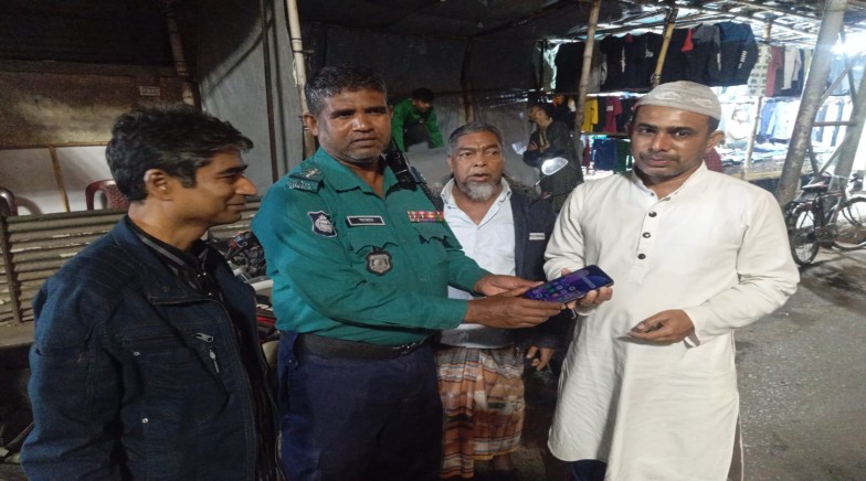 পুলিশ কর্তৃক হারানো মোবাইল ফোন প্রকৃত মালিকের নিকট হস্তান্তর :