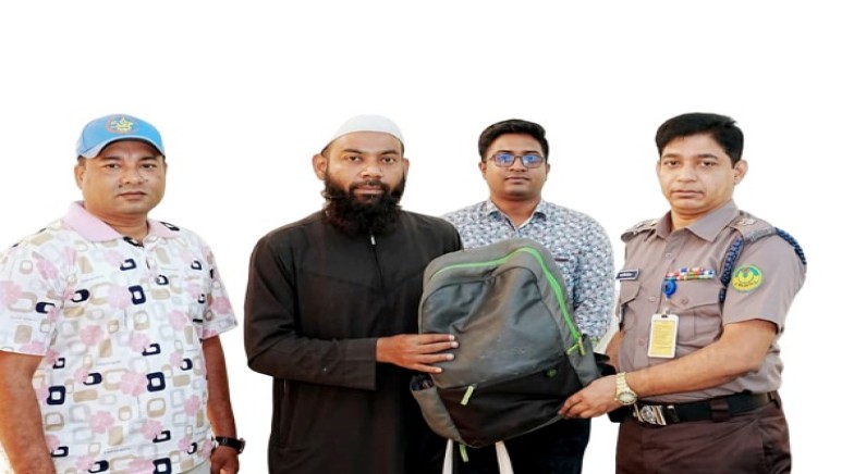 রাজশাহী মেট্রোপলিটন পুলিশের সহযোগিতায় হারানো ব্যাগ ফিরে পেলেন প্রকৃত মালিক
