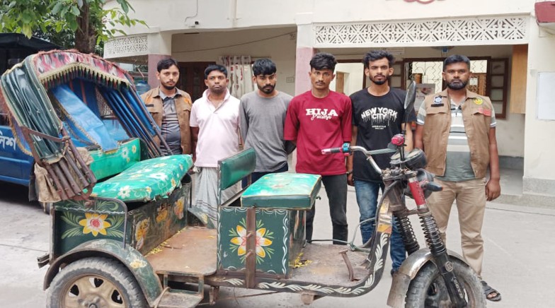 রাজশাহীতে অটোরিক্সা চালক হত্যার ঘটনায় ৪ সদস্য গ্রেপ্তার; ছিনতাইকৃত অটোরিক্সা উদ্ধার