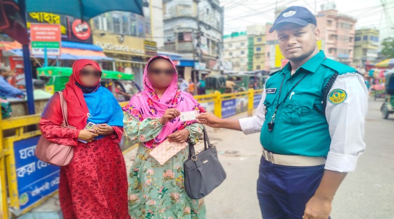 রাজশাহী মহানগরীতে ট্রাফিক বিভাগের কনস্টেবলের বদান্যতায় হারানো ব্যাগ ফিরে পেলেন প্রকৃত মালিক