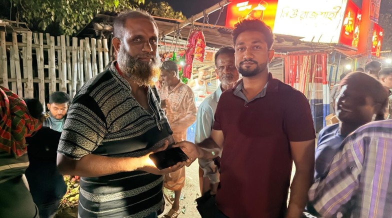রাজশাহী মহানগরীতে হারানো মোবাইল ফোন উদ্ধার করে প্রকৃত মালিকের কাছে হস্তান্তর করলেন আরএমপির কনস্টেবল