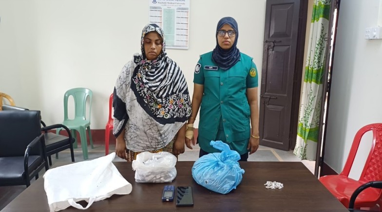 রাজশাহীতে আরএমপি'র মাদকবিরোধী অভিযানে ১ জন নারী মাদক ব্যবসায়ী গ্রেপ্তার; হেরোইন ও গাঁজা উদ্ধার
