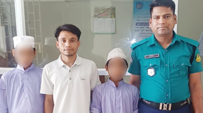 রাজশাহী মহানগরীতে পথহারা দুই মাদ্রাসা ছাত্র উদ্ধার; পরিবারের নিকট হস্তান্তর